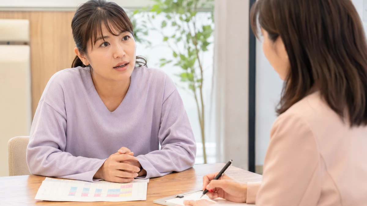 勤務表を見せながら婚活の進め方を相談する女性