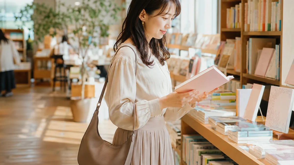 元彼への連絡を自分で決めたあと、休日に書店で穏やかに過ごす女性