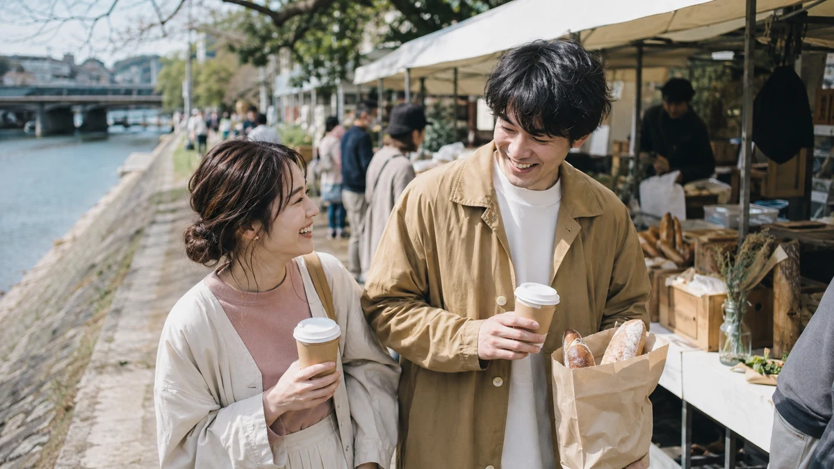 婚活の負担を減らした先で、休日の川沿いの市場をパートナーと歩く女性